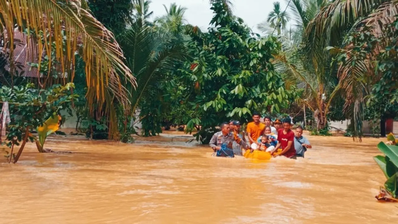 Polisi mengevakuasi korban banjir Kuansing karena luapan sungai dan kiriman dari Sumbar.