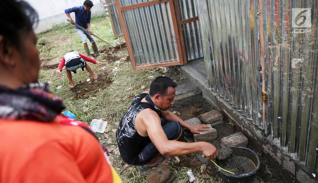 Warga pengungsi Gunung Agung bergotong royong membuat sarana MCK di Posko Pengungsi Rendang, Bali, Sabtu (2/12). Jauhnya lokasi dan terbatasanya jumlah MCK membuat para pengungsi harus membangun MCK sendiri. (Liputan6.com/Immanuel Antonius)