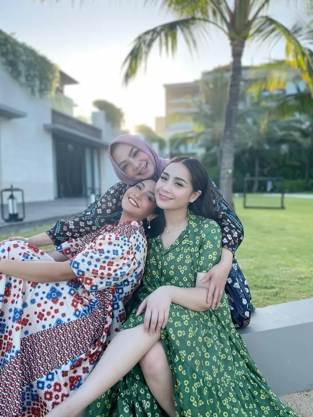 6 Gaya Pemotretan Para Wanita di Keluarga Nagita Slavina saat Liburan di Bali