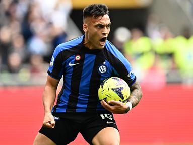 Hingga pekan ke-33 Liga Italia 2022/2023, Napoli masih memimpin dalam perburuan gelar scudetto dengan koleksi 79 poin, unggul 15 poin dari Lazio di posisi kedua. Napoli yang baru akan bertanding di pekan ke-33 menghadapi tuan rumah Udinese, Jumat (5/5/2023) hanya membutuhkan satu poin untuk bisa menyegel gelar juara Liga Italia musim ini. Striker Napoli, Victor Osimhen sementara juga masih memimpin dalam daftar top skor sementara. Namun ia harus mewaspadai ancaman Lautaro Martinez yang kini hanya berselisih dua gol darinya. Berikut daftar 7 besar top skor sementara Liga Italia hingga pekan ke-33. (AFP/Gabriel Bouys)