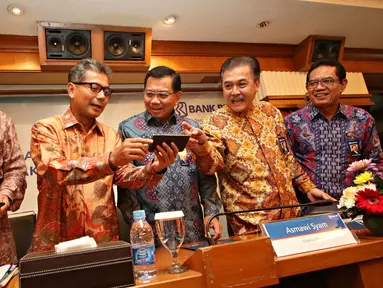 (Ki-ka) Dir Keuangan BRI Haru Koesmahargyo, Wakil Dirut BRI Sunarso, Dirut BRI Asmawi Syam, Dir Kepatuhan BRI Randi Anto (kedua kanan), Direktur Bisnis dan UMKM BRI Mohammad Irfan saat preskon, Jakarta, Kamis (22/10/15). (Liputan6.com/Immanuel Antonius)