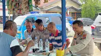 Dirbinmas Polda Kaltara Kombes Pol Eri Dwi Hariyanto saat berdialog dengan tukang ojek di Kabupaten Bulungan dalam kegiatan Jumat Curhat.