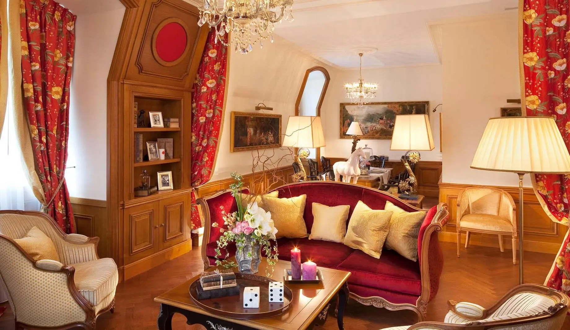 Salah satu ruang tamu kamar hotel Auberge du Jeu Paume, di Chantilly, Paris. (Daily Mail). 