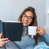 ilustrasi perempuan santai/Dragana Gordic/Shutterstock