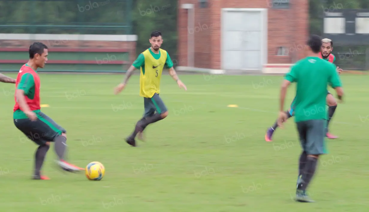 Dedi Kusnandar, Stefano Lilipaly , Zulham Zamrun mencoba melakukan serangan tiki taka pada sesi latihan di Lapangan Sekolah Pelita Harapan, Karawaci, Jakarta, (11/11/2016). (Bola.com/Nicklas Hanoatubun)