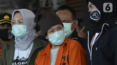 Maria Pauline Lumowa (berbaju tahanan) yang diekstradisi dari Serbia tiba di Bandara Soekarno-Hatta, Tangerang, Banten, Kamis (9/7/2020). Maria Pauline Lumowa merupakan pembobol kas BNI Cabang Kebayoran Baru senilai Rp 1,2 triliun pada Oktober 2002 - Juli 2003. (merdeka.com/Dwi Narwoko)