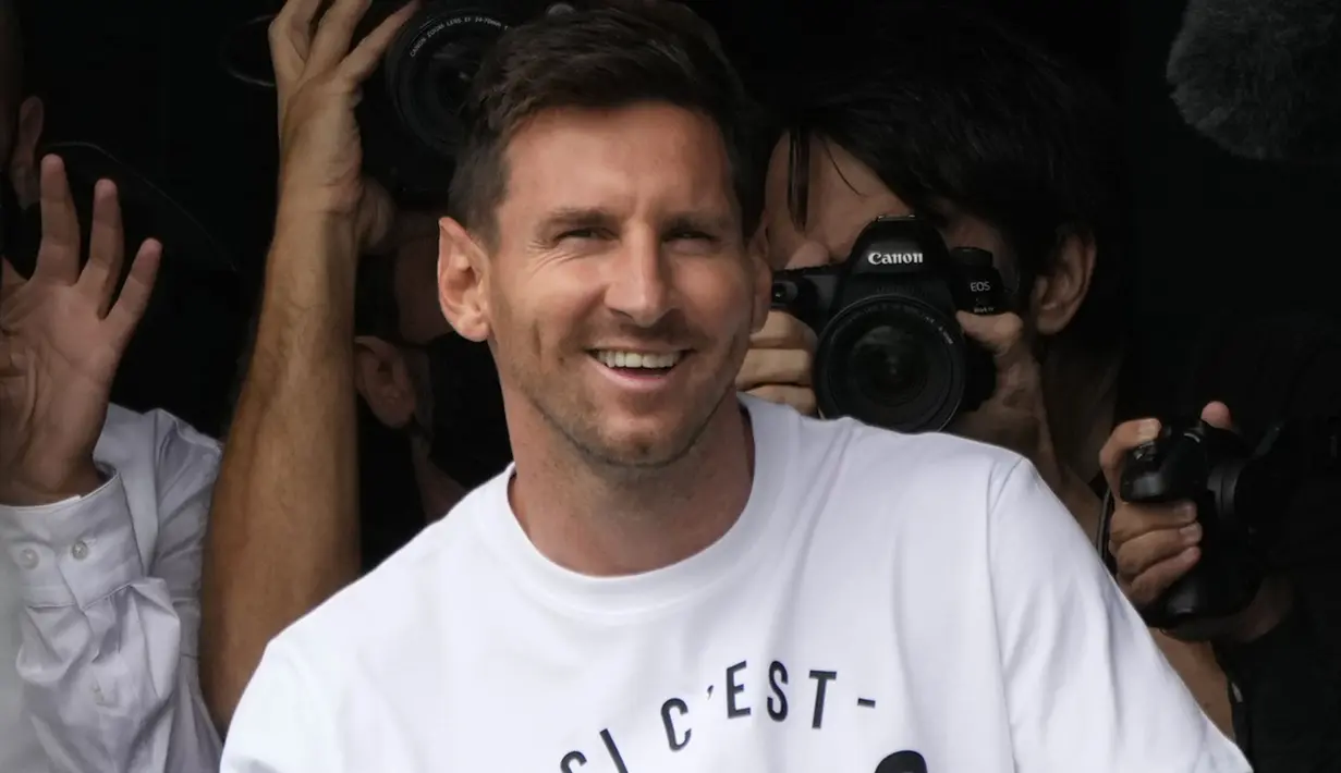 Messi berangkat dengan seluruh keluarganya, istri dan tiga anaknya. Mereka bertolak setelah kesepakatan dengan PSG tercapai, Selasa siang. (Foto: AP/Francois Mori)
