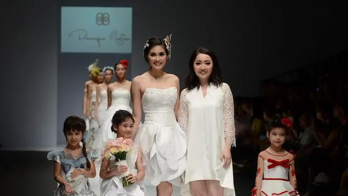 Dominique Nadine Berani Dobrak Pakem Busana Pengantin