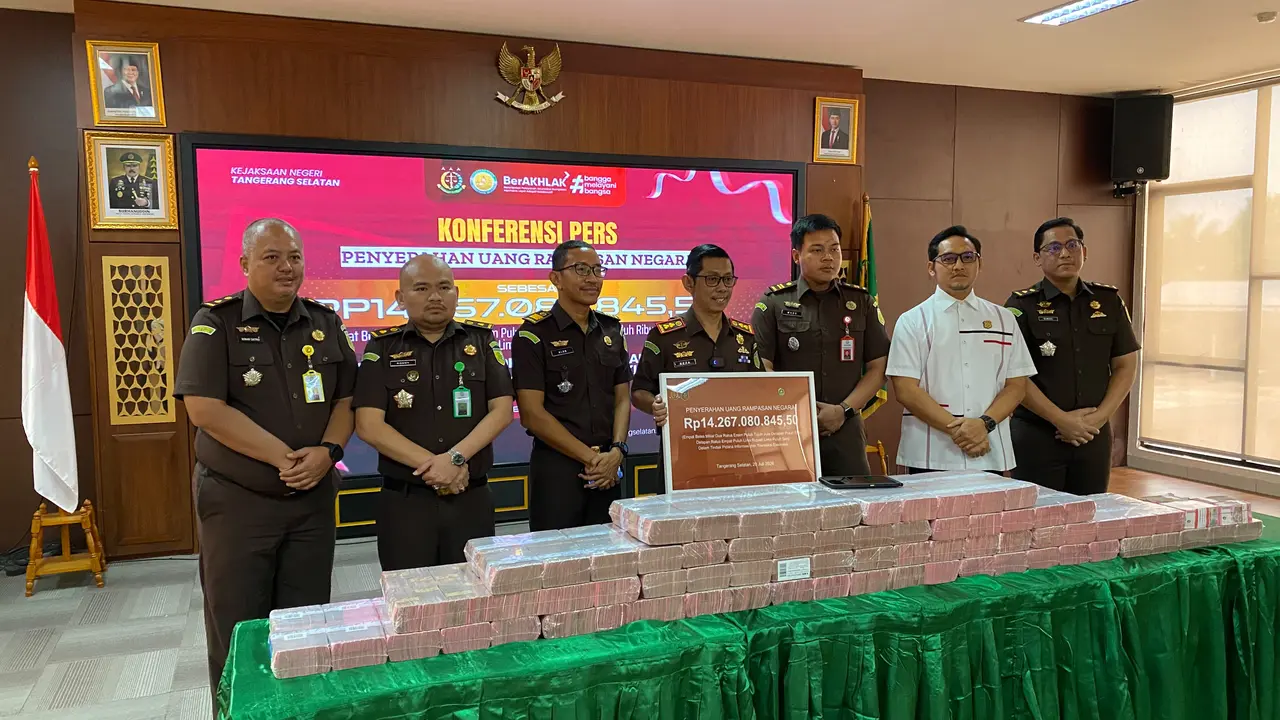 Penampakan uang miliaran rupiah hasil penyitaan kasus pinjol di Tangsel
