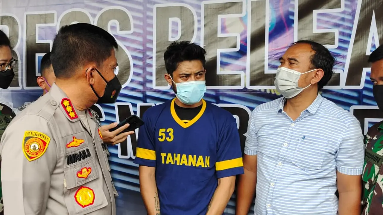 Kapolres Metro Depok Kombes Imran Edwin Siregar saat mengintrogasi pelaku penusukan anggota TNI.