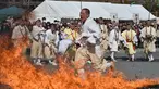 Seorang  biksu Buddha berjalan di atas bara api atau yang biasa dikenal sebagai “Nagatoro Hi-Matsuri,” di kuil Fudoji, kota Nagatoro, Jepang, Minggu (5/3). Festival berjalan di atas api ini diadakan untuk menyambut datangnya musim semi (Kazuhiro NOGI/AFP)