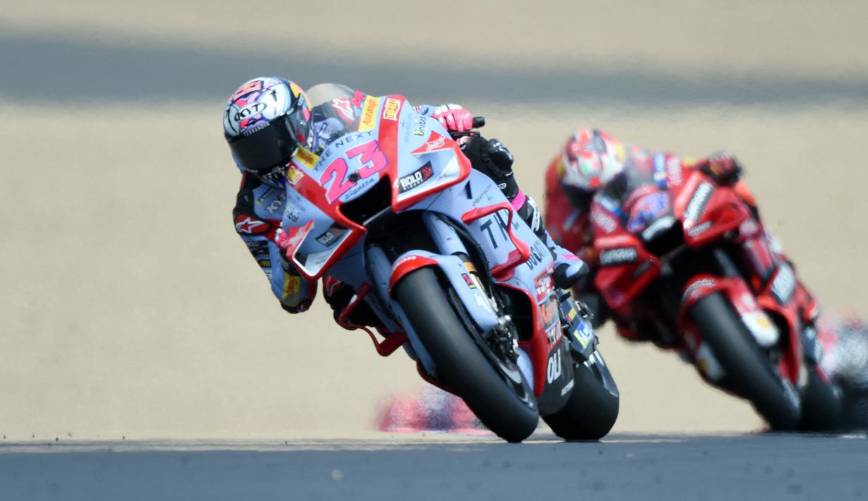 Pembalap Gresini Racing Enea Bastianini saat balapan pada MotoGP Prancis 2022 di Sirkuit Bugatti, Le Mans, Prancis, 15 Mei 2022. Enea Bastianini berhasil menang dramatis di MotoGP Prancis 2022. (JEAN-FRANCOIS MONIER/AFP)
