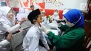 Paramedis Puskesmas Cinere memeriksa kesehatan gigi murid kelas III di SDI Al Hidayah, Cinere, depok, Senin (12/9/20222). Selain pemeriksaan gigi, telinga, dan kuku yang dilakukan periodik 6 bulan sekali  juga dilakukan penyuluhan kesehatan dan pemberian obat cacing kepada anak-anak.
(merdeka.com/Arie Basuki)