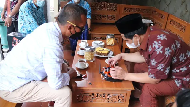 Wakil Gubernur Jateng Taj Yasin Maimoen saat berdiskusi terkait pesawat produksi pesawat Cesna produk Pondok Pesantren di Kendal. (Foto: Liputan6.com/Humas Provinsi Jateng)