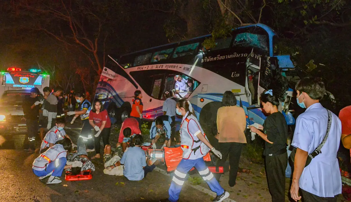 Dalam foto yang disediakan oleh Sawang Rungrueang Rescue22 Foundation, petugas penyelamat dan relawan bekerja di lokasi kecelakaan bus di Provinsi Prachuap Khiri Khan, Thailand, Selasa (5/12/2023). Belasan orang tewas setelah kendaraan terjatuh dari jalan dan menabrak pohon besar. (Sawang Rungrueang Rescue22 Foundation via AP)