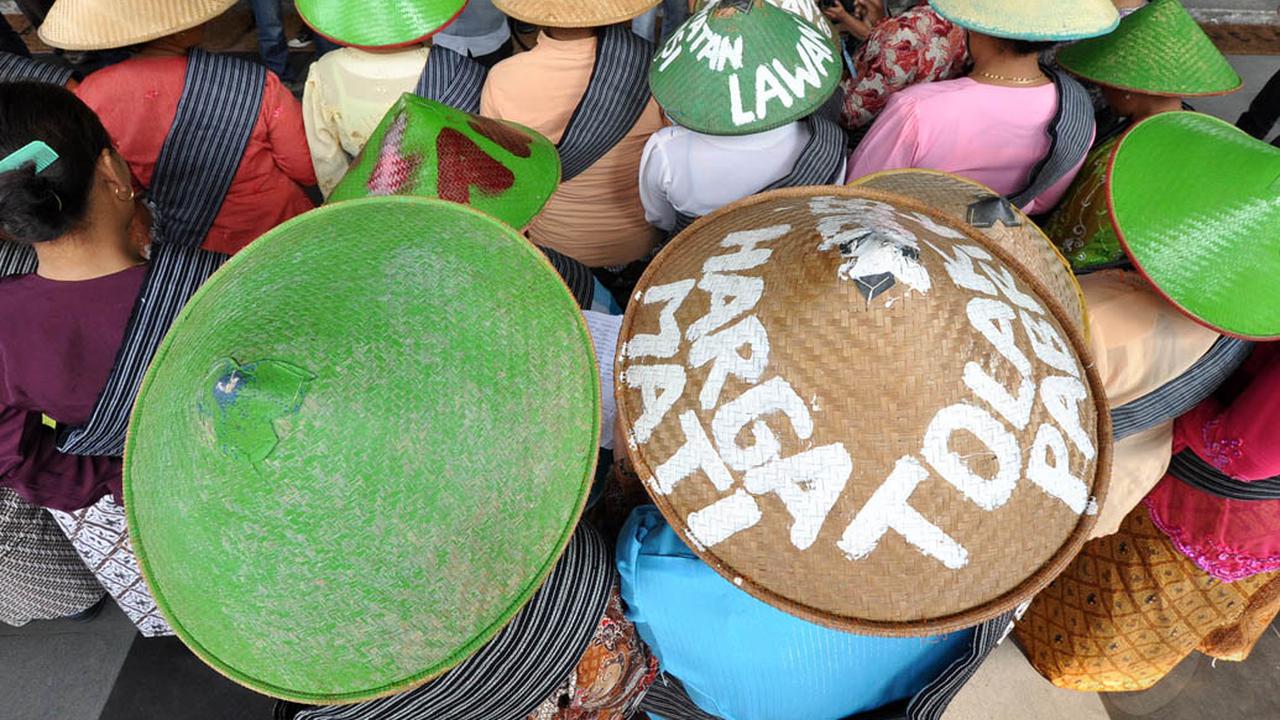 Tolak Pabrik Semen, Puluhan Petani Wanita Demo KPK