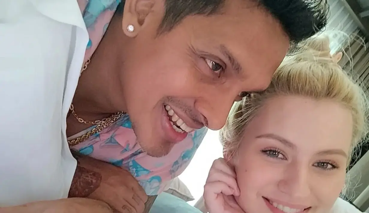 Rumah tangga Robby Shine dan dan istri bulenya pun selalu terlihat harmonis. (FOTO: instagram.com/robbyshine/)