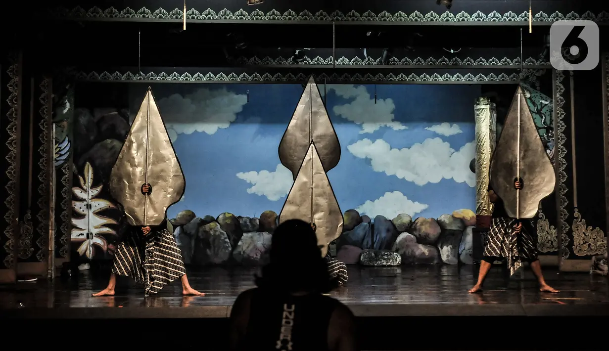 Seniman saat berlatih pementasan wayang orang di Gedung Pertunjukan Wayang Orang Bharata, Senen, Jakarta, Minggu (4/4/2021). Latihan tetap digelar sehingga seniman masih dapat berkarya di masa pandemi COVID-19. (merdeka.com/Iqbal S. Nugroho)