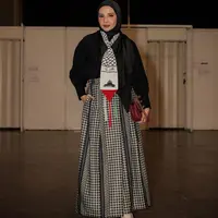 Seperti ciri khasnya, Zaskia pun tampil monokrom dengan outfit yang ia kenakan saat di acara tersebut. Yang menarik perhatian ada pada syalnya. [@zaskiasungkar15]