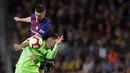 Bek Barcelona, Clement Lenglet, duel udara dengan pemain Levante, Ruben Rochina, pada laga La Liga 2019 di Stadion Camp Nou, Sabtu (27/4). Barcelona menang 1-0 atas Levante. (AP/Manu Fernandez)