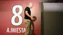 Pemain Vissel Kobe, Andres Iniesta berjalan meninggalkan ruangan konferensi pers yang berlangsung di Kobe, 25 Mei 2023 waktu setempat. (AFP/Yuichi Yamazaki)