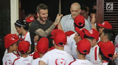 Mantan bintang sepak bola Inggris David Beckham menyapa anak-anak pada acara AIA Sepak Bola untuk Negeri di Jakarta, Minggu (25/3). David tampil di Stadion Soemantri Brodjonegoro dengan membagikan 10 ribu bola. (Liputan6.com/Herman Zakharia)