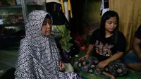 Prapti Utami (berjilbab) ibu kandung Diah Anggraini, seorang Pekerja Migran Indonesia yang hilang kontak selama 12 tahun bekerja di Yordania (Liputan6.com/Zainul Arifin)