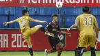 Pemain PSM Makassar Yakob Sayuri (tengah) dijaga dua pemain Bhayangkara Solo FC, Hansamu Yama (kanan) dan Alsan Sanda dalam pertandingan matchday ke-2 Babak Penyisihan Grup B Piala Menpora 2021 di Stadion Kanjuruhan, Malang, Sabtu (27/3/2021). Kedua tim bermain imbang 1-1. (Bola.com/Ikhwan Yanuar)