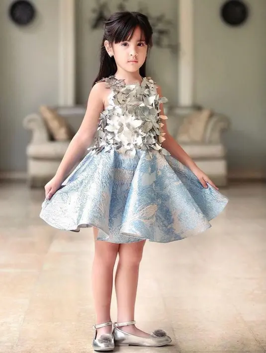 Gaya putri Nia Ramadhani dan Ardi Bakrie, Mikhayla dengan dress berikut ini bisa jadi inspirasi. Dia tampil cantik bak princess berbalut pouf dress dengan aksen embellishment nuansa abu-abu dan biru muda. (Instagram/ramadhaniabakrie).