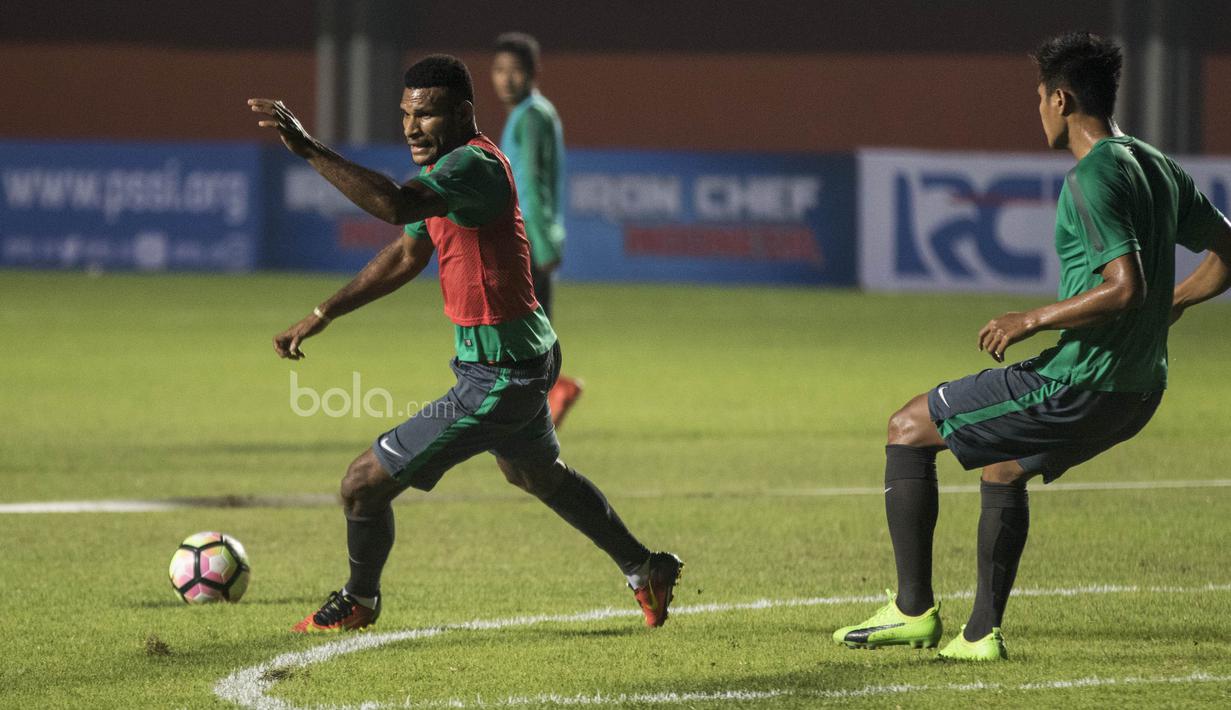 Pemain Timnas Indonesia, Marinus Manewar, menggiring bola saat latihan di Stadion Maguwoharjo, Sleman, Senin (12/6/2017). Latihan ini persiapan terakhir jelang menghadapi Puerto Rico. (Bola.com/Vitalis Yogi Trisna)