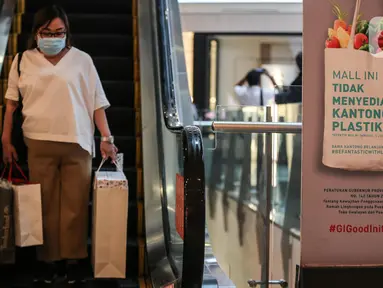 Pengunjung membawa kantong belanja dari kertas saat mengunjungi Mall Grand Indonesia, Jakarta, Rabu (1/7/2020). Hari pertama larangan penggunaan kantong plastik di Jakarta, pusat perbelanjaan ini menerapkan penggunaan kantong belanja ramah lingkungan (KBRL). (Liputan6.com/Faizal Fanani)