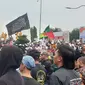 Kibaran Bendera HTI, muncul di tengah ribuan peserta aksi demo bela alquran, di Bundaran Simpang Lima Garut (Liputan6.com/Jayadi Supriadin)