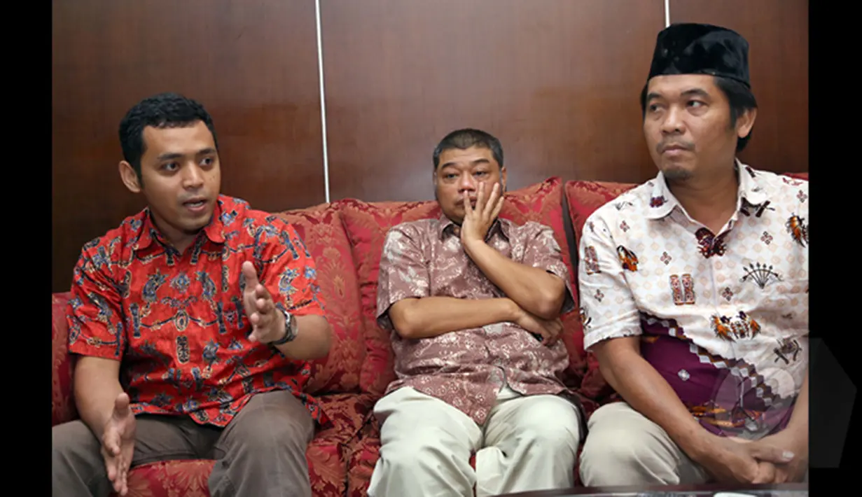 Koordinator Koalisi Anti Utang (KAU), Dani Setiawan (kiri) saat memberikan pernyataan bersama aktivis dari Koalisi Masyarakat Sipil anti Kriminalisasi KPK di Gedung Wantimpres, Jakarta, Jumat (30/1/2015). (Liputan6.com/Faizal Fanani)