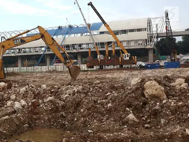 Suasana pembangunan stasiun LRT di kawasan Ciracas, Jakarta, Sabtu (23/3). Pada tahun 2019, pemerintah menganggarkan dana APBN untuk infrastruktur sebesar Rp415 triliun, naik 1,04% dari anggaran infrastruktur tahun sebelumnya. (Liputan6.com/Immanuel Antonius)