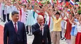 Presiden Rusia Vladimir Putin (tengah) dan Presiden China Xi Jinping menghadiri upacara penyambutan di Balai Besar Rakyat, Beijing, China, pada Rabu 20 Mei 2026. (Alexander Kazakov, Sputnik, Kremlin Pool Photo via AP)
