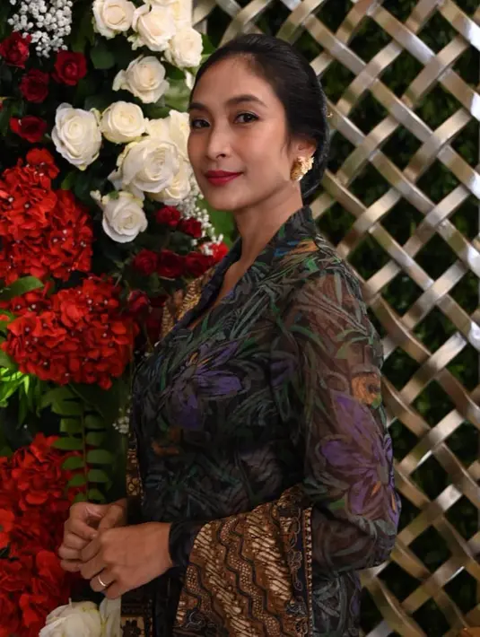 Tak hanya cantik gunakan kebaya Bali, Happy Salma juga cukup sering gunakan kebaya dari daerah lain. (Liputan6.com/IG/@happysalma)