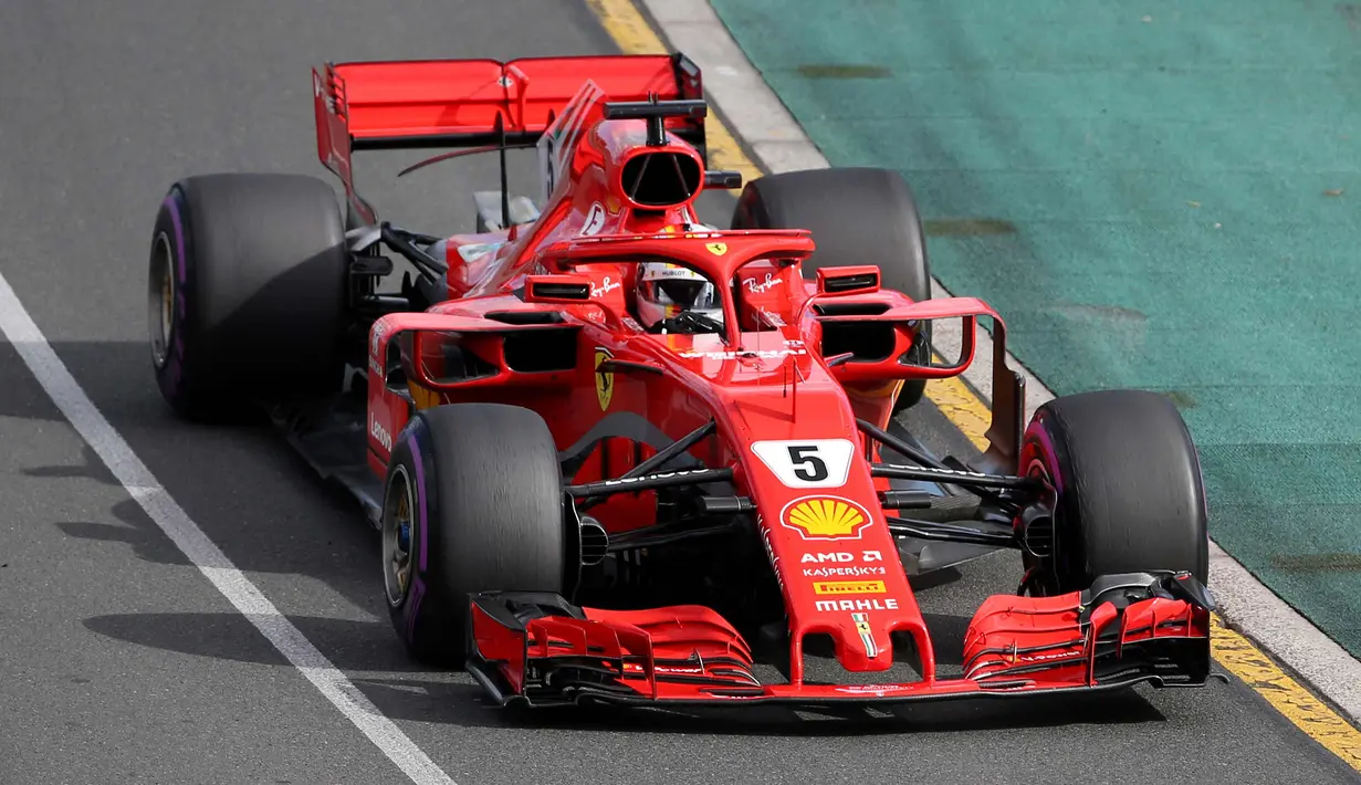 Pembalap Ferrari Sebastian Vettel mengemudikan mobilnya selama Grand Prix Formula Satu Australia di Melbourne, (25/3). Rekan tim Vettel, Kimi Raikkonen, menyelesaikan balapan di posisi ketiga. Dia berselisih 6,309 detik. (AP Photo / Rick Rycroft)