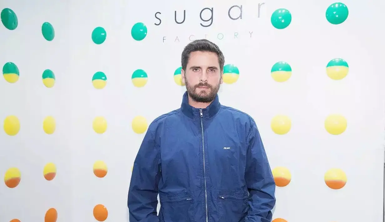 Sumber mengatakan bahwa Scott bermesraan dengan wanita ini setidaknya saat dua lagu baru Kanye diputar. (International Business Times)