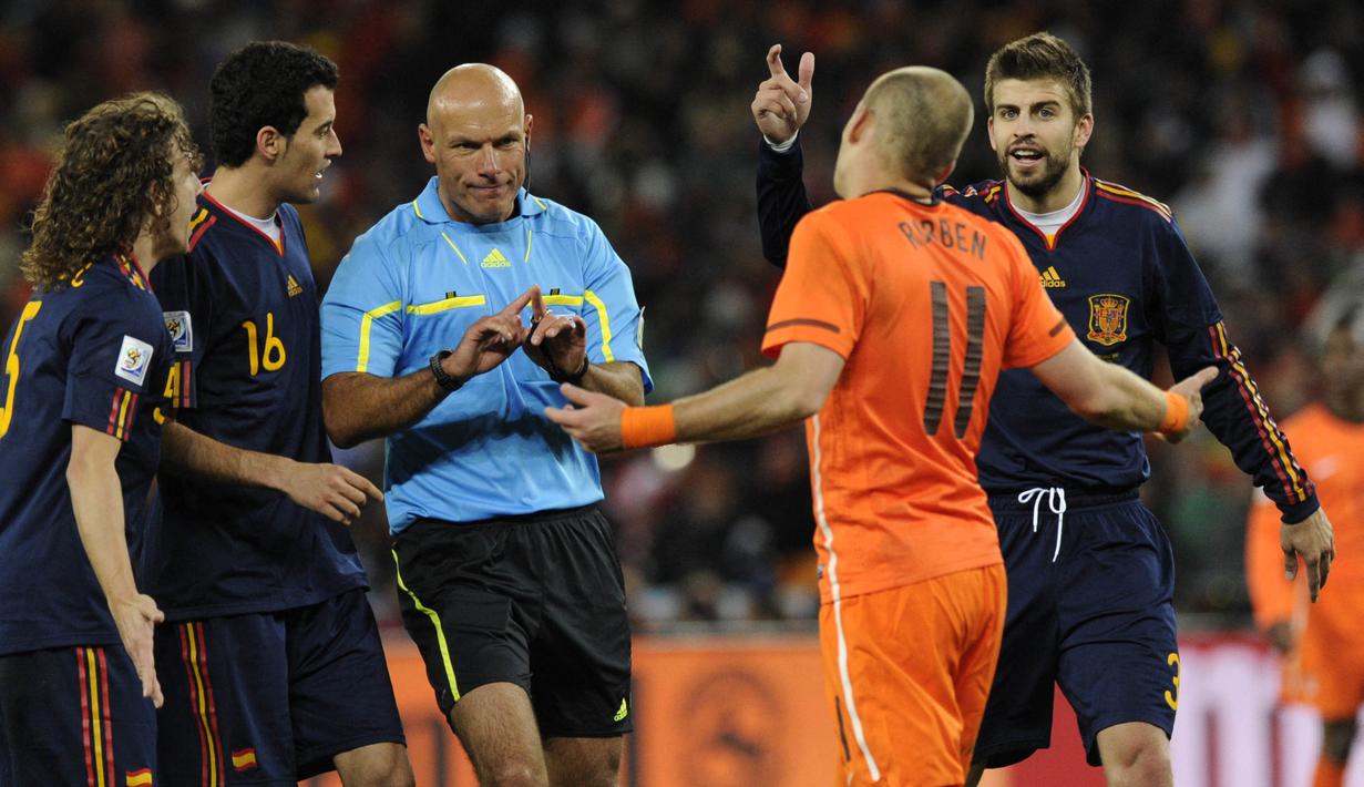 Howard Webb Pernah memimpin dua laga besar dalam setahun yakni, Final Liga Champions 2010 Inter Milan melawan Bayern Munchen dan Piala Dunia 2010 antara Belanda melawan Spanyol. Dirinya lah wasit pertama yang mencapai prestasi tersebut. (Foto: AFP/Javier Soriano)