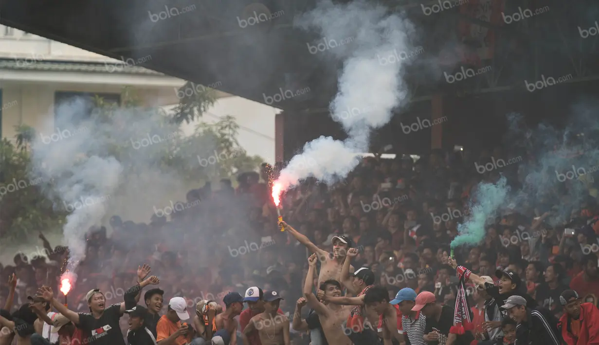 Kegembiraan The Jakmania dengan menyalakan suar. Meski diwarnai suar, secara umum para suporter berlaku baik. (Bola.com/Vitalis Yogi Trisna)
