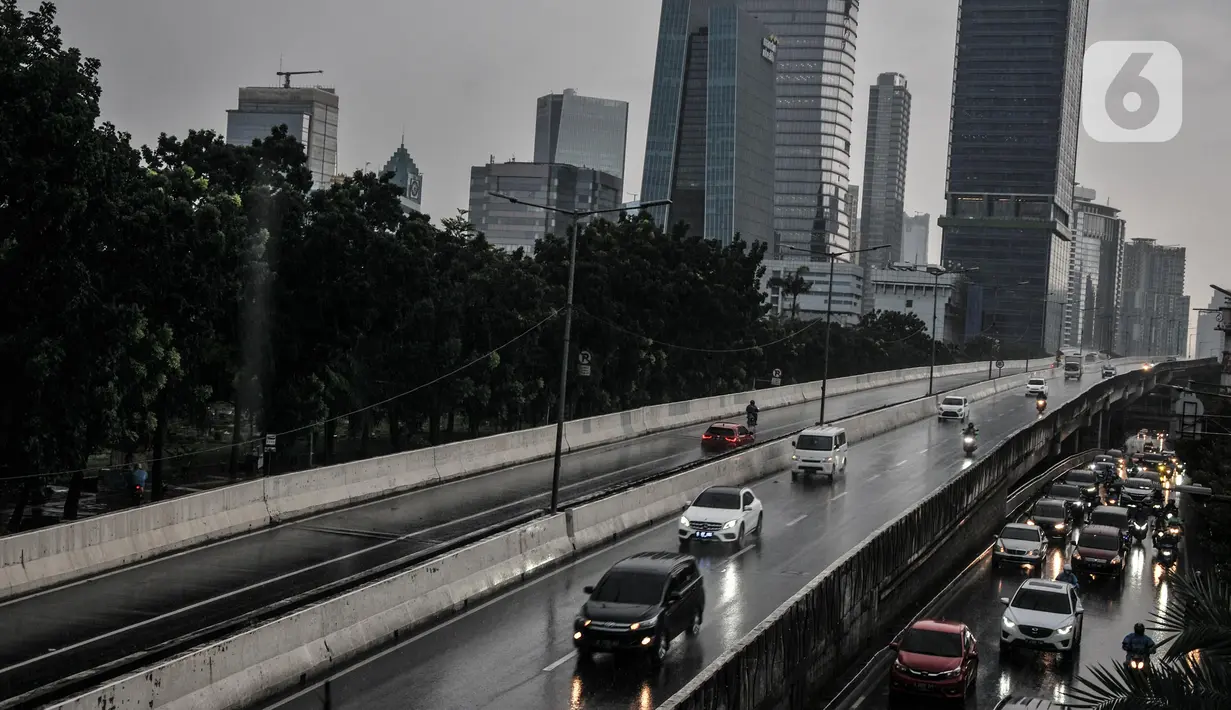 Arus kendaraan melintas saat hujan disertai angin kencang terjadi di Jalan Raya Casablanca, Jakarta Selatan, Selasa (8/3/2022).  BMKG memprediksi cuaca ekstrem berupa hujan lebat disertai angin kencang akan terjadi hingga April ini di wilayah Jabodetabek. (merdeka.com/Iqbal S. Nugroho)