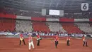 Usai laga, grup band God Bless mengajak puluhan ribu supporter Timnas Indonesia untuk bernyanyi bersama. (Liputan6.com/Angga Yuniar)