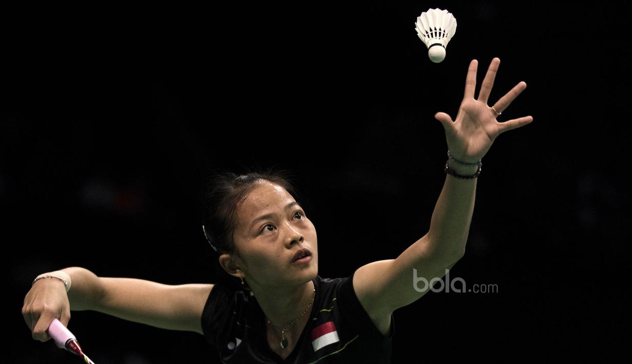 Tunggal putri Indonesia, Fitriani, melakukan servis saat melawan tunggal Korsel, Sung Ji Hyun, pada laga BCA Indonesia Open di JCC, Jakarta, Kamis (15/6/2017). Fitriani kalah 10-21, 10-21. (Bola.com/Vitalis Yogi Trisna)