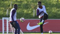 Daniel Sturridge (kanan) dan Michail Antonio tengah berlatih pada sesi latihan persiapan melawan Malta di St George's Park,  Burton-upon-Trent, (4/10/2016). AFP/Paul Ellis)