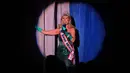 Miss Senior America 2016, Peggy Lee Brennan Haberer membawakan acara saat putaran final Miss Senior America 2017 di Atlantic City, New Jersey (19/10). (AFP Photo/Timothy A. Clary)
