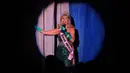 Miss Senior America 2016, Peggy Lee Brennan Haberer membawakan acara saat putaran final Miss Senior America 2017 di Atlantic City, New Jersey (19/10). (AFP Photo/Timothy A. Clary)