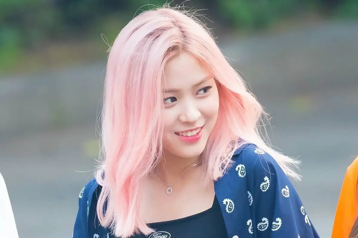 Inspirasi Padu Padan Crop Top Andalan Ryujin ITZY