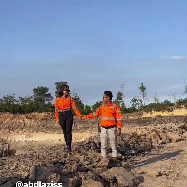 7 Potret Prewedding Putri Isnari dan Calon Suami, Romantis di Area Tambang