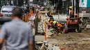 Pekerja menyelesaikan proyek revitaslisasi trotoar di kawasan Cikini, Jakarta, Senin (1/7/2019). Revitalisasi trotoar di kawasan Cikini hingga Kramat ditargetkan rampung pada Desember 2019. (Liputan6.com/Faizal Fanani)