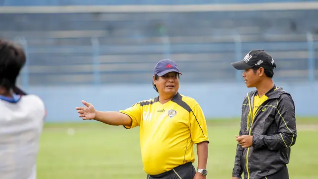 Pelatih Arema Cronus Suharno